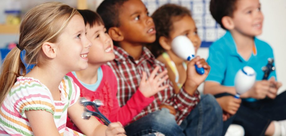 Fünf Kinder bei der musikalischen Früherziehung