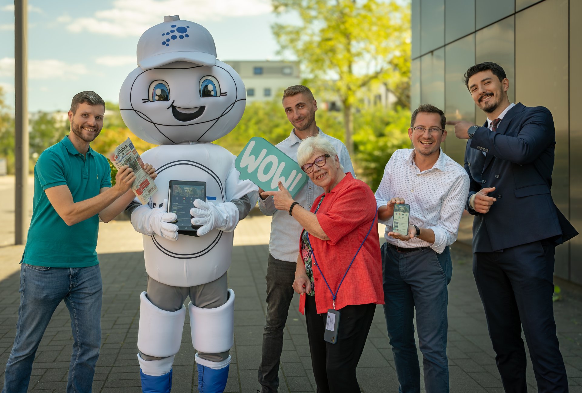 v.l. Ben-Jamin Otten (Rautenberg Media), Maskottchen SmarTa, Patrick Jankowski (Stadtwerke Troisdorf), Gabriele Rodriguez (Vorsitzende der Seniorenvertretung), Max Schwerhoff (Stabsstelle Digitalisierung) sowie Mert Özer (Praktikant im Bürgermeisterbüro)