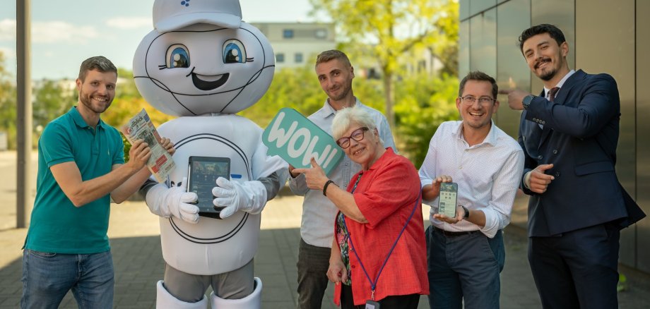 v.l. Ben-Jamin Otten (Rautenberg Media), Maskottchen SmarTa, Patrick Jankowski (Stadtwerke Troisdorf), Gabriele Rodriguez (Vorsitzende der Seniorenvertretung), Max Schwerhoff (Stabsstelle Digitalisierung) sowie Mert Özer (Praktikant im Bürgermeisterbüro)