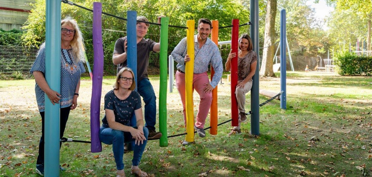 v.l. Irene Selmani (Jugendamt), Planerin und Bauleiterin Suzanne Schwirian, Friedrich Gieraths (Techniker im Garten- und Landschaftsbau), Bürgermeister Alexander Biber, 1. Beigeordnete Tanja Gaspers