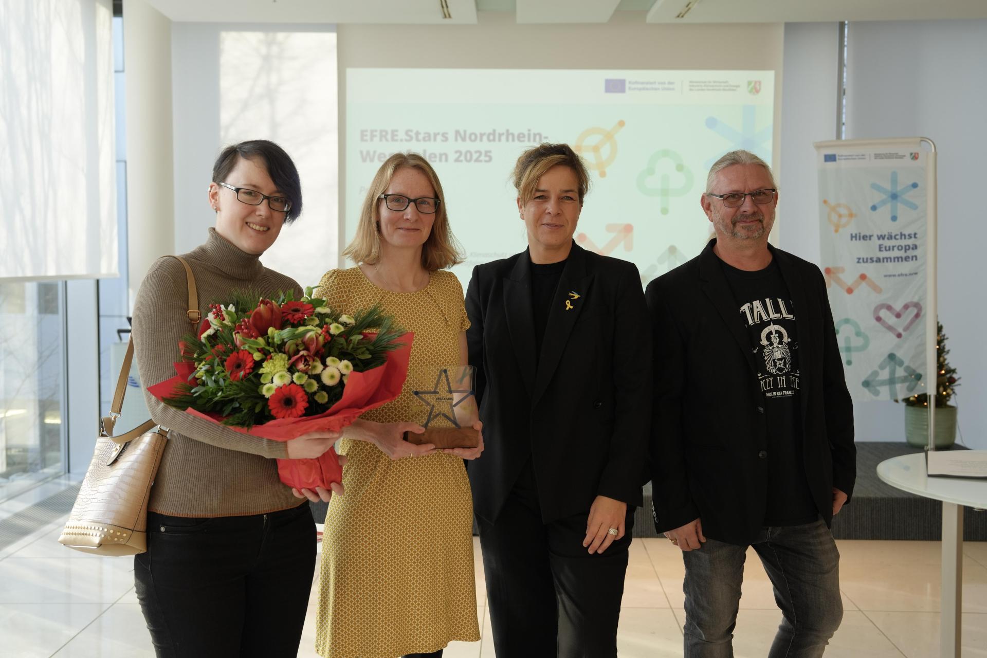 Angela Gerok (Klimawandelvorsorge Stadt Troisdorf), Landschaftsarchitektin Suzanne Schwirian, Ministerin für Wirtschaft, Industrie, Klimaschutz und Energie Mona Naubaur, Lars Kabus (Spielplatzunterhaltung Bauhof)