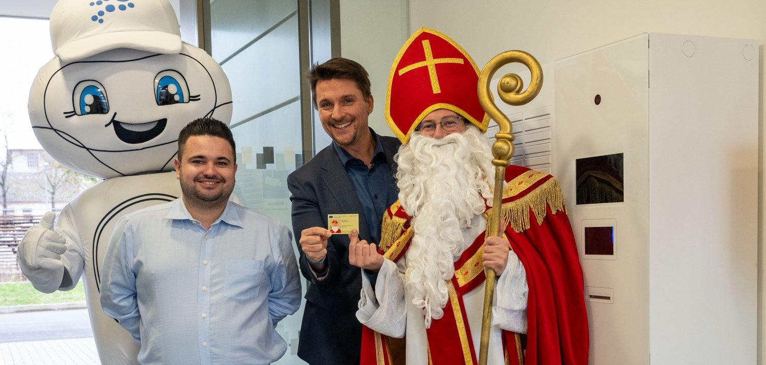 Auch der Nikolaus benötigt einen Ausweis, hier mit v.l. Smarta, Patrick Ferreira Viegas (Bürgeramt) und Bürgermeister Alexander Biber.