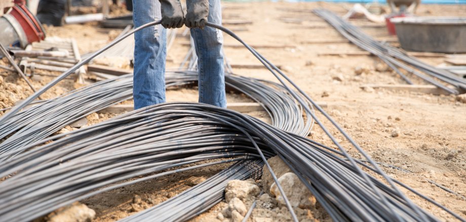 Baustelle: Stahlstangen liegen auf dem Boden