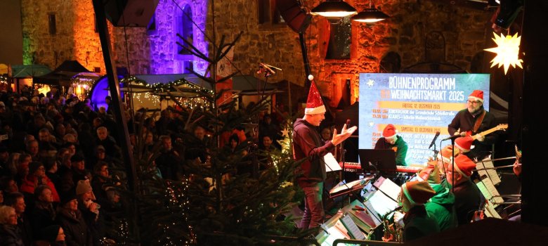 Das Bild zeigt die Band "Big Bandits" während eines Auftrittes auf dem Weihnachtsmarkt in Troisdorf