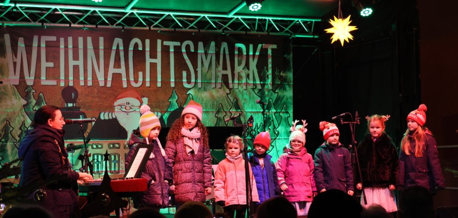 Das Bild zeigt die Band der "Big Bandits" während eines Auftrittes auf dem Weihnachtsmarkt in Troisdorf
