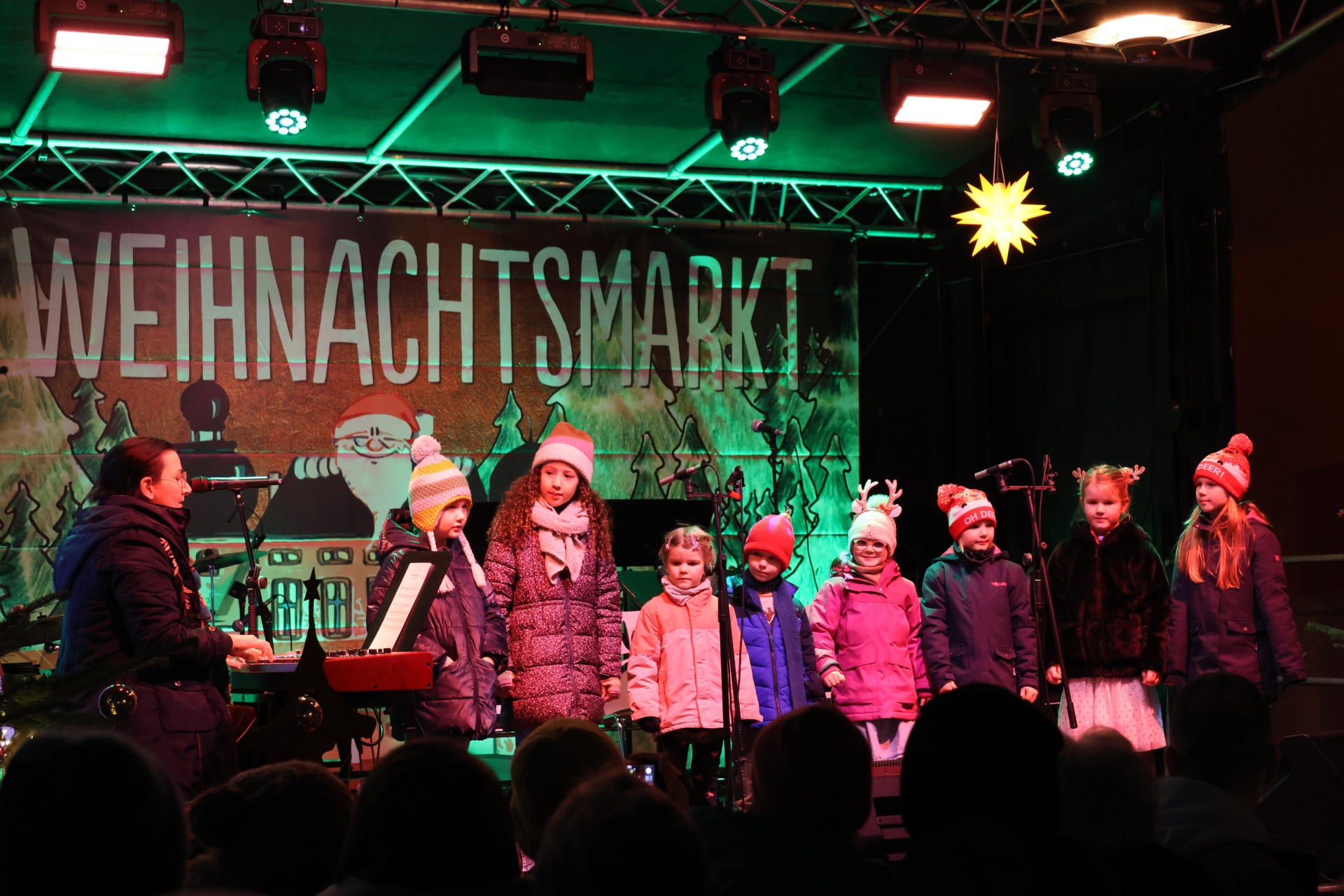Das Bild zeigt die Band der "Big Bandits" während eines Auftrittes auf dem Weihnachtsmarkt in Troisdorf
