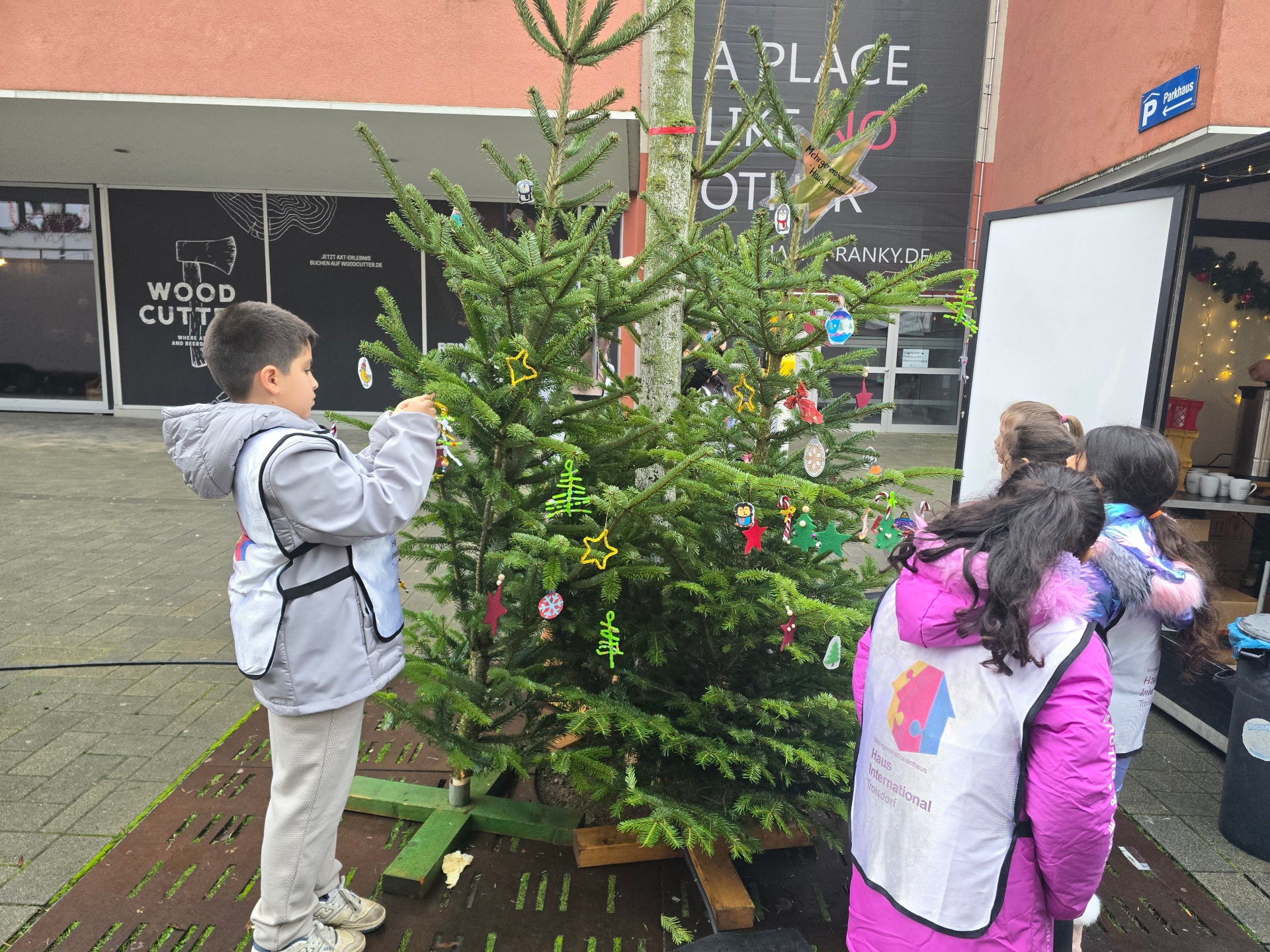 Kinder schmücken den Weihnachtsbaum