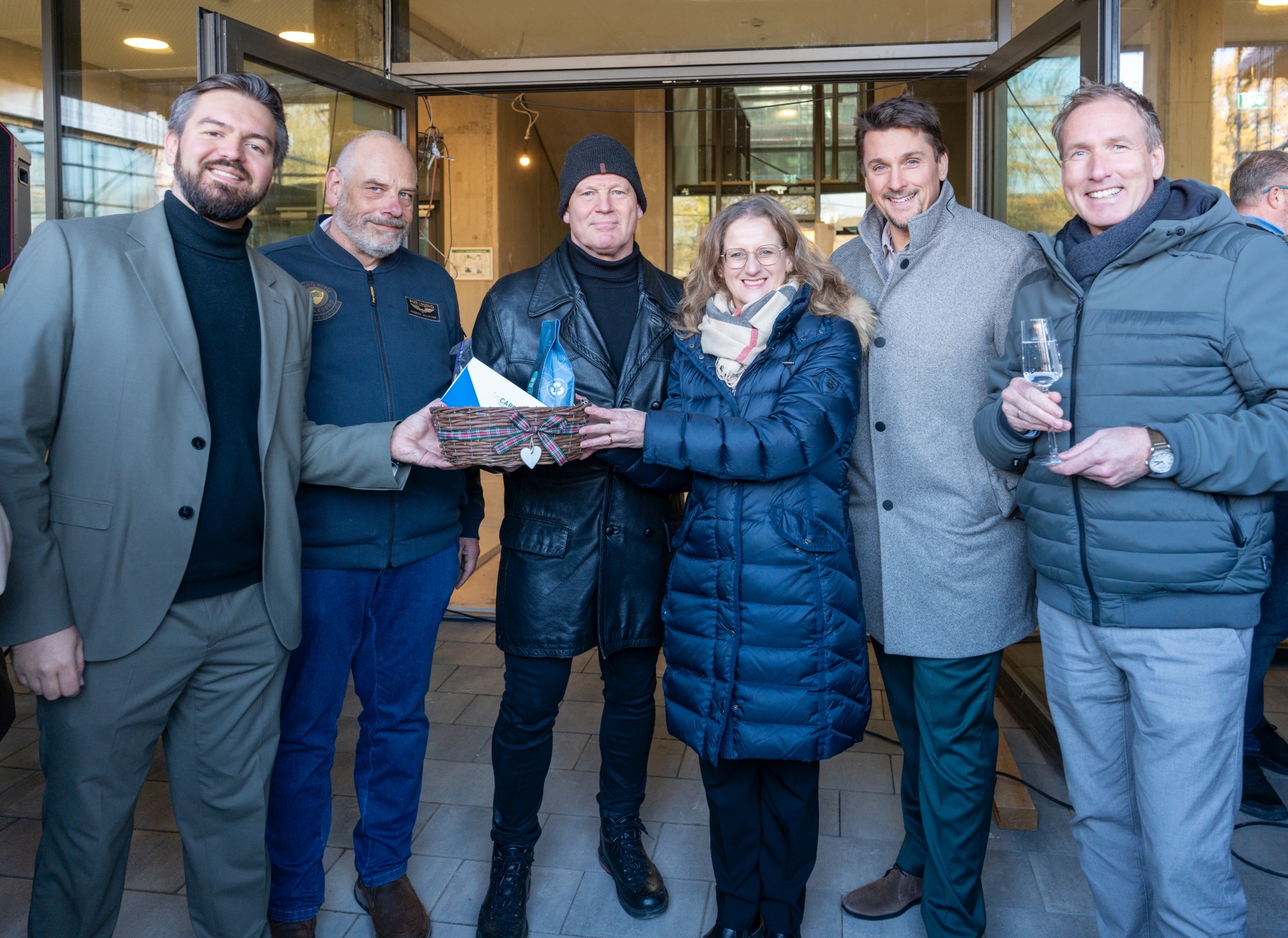 v.l. Alexander Miller (Trowista), Kai Alexander Schmidt, Vorsitzender Betriebsrat der BW Consulting, Geschäftsführer*innen der BW Consulting Michael Rogasch, Sandra Bußmann, Bürgermeister Alexander Biber, Bauherr Frank Stommel