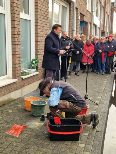 Alexander Biber betonte die besondere Bedeutung der Stolpersteine. Alexander Biber hält eine Rede während Gunter Demnig den Stolperstein verlegt