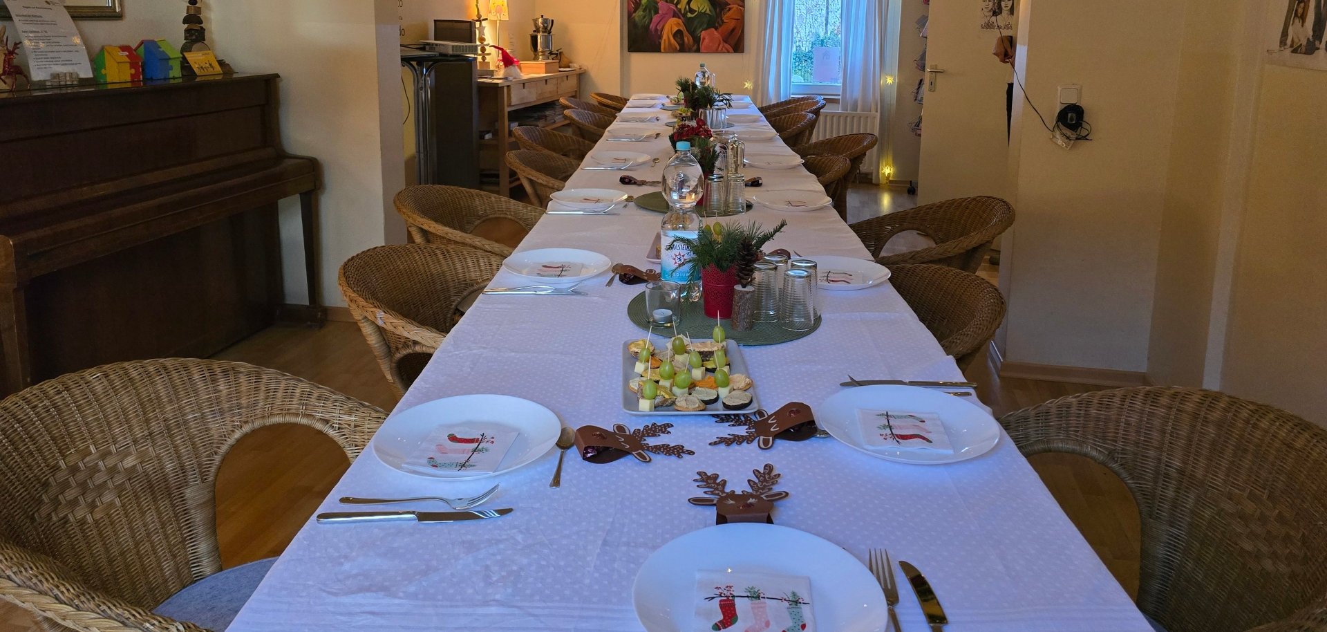 Ein schöner, weihnachtlich gedeckter Tisch