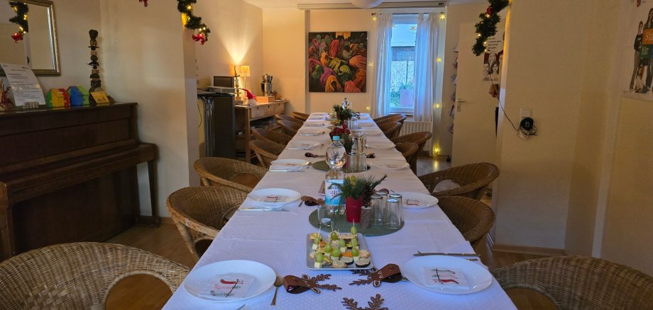 Ein schöner, weihnachtlich gedeckter Tisch