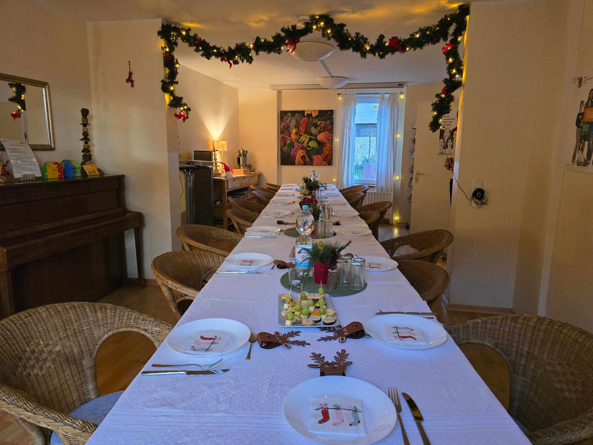 Ein schöner, weihnachtlich gedeckter Tisch