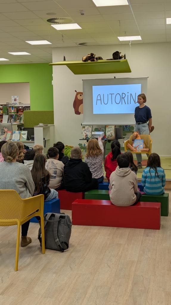 Eine Lesung mit vielen Kindern in der Stadtbibliothek