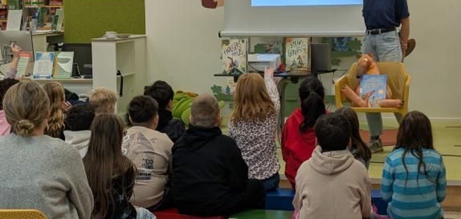 Eine Lesung mit vielen Kindern in der Stadtbibliothek