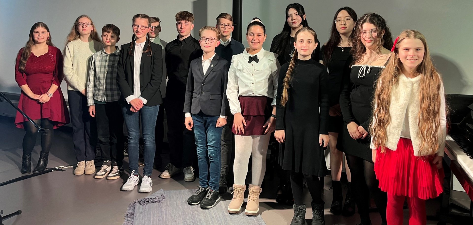 Gruppenbild mit Kindern und Jugendlichen