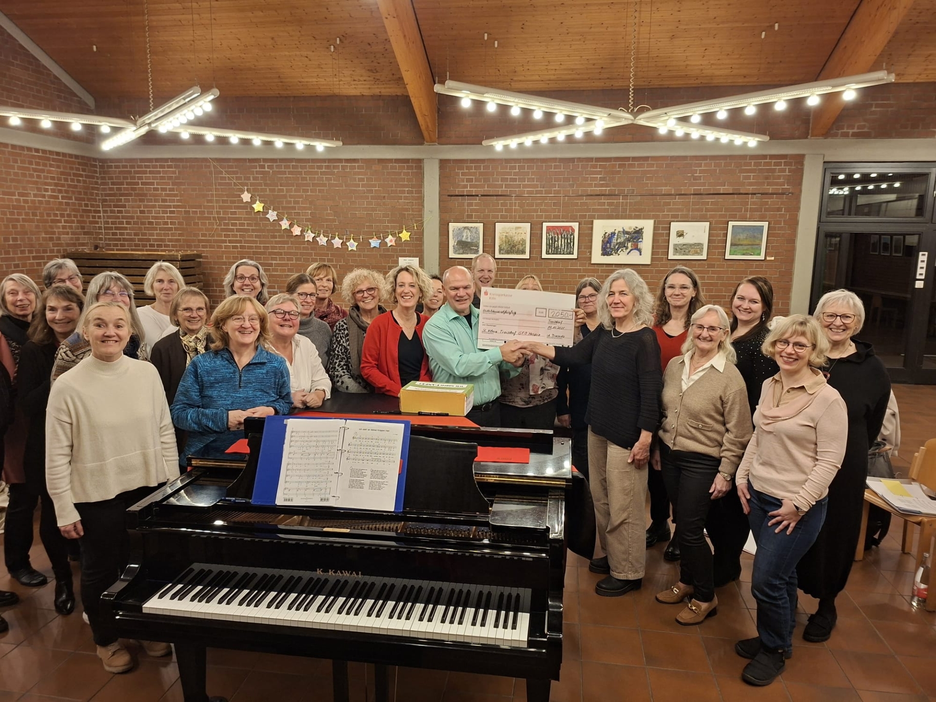 Das Bild zeigt die Übergabe der Spendensumme an die Verantwortliche des Hospizes, Frau Pilgram.