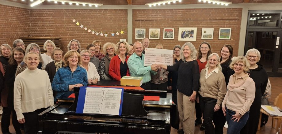 Das Bild zeigt die Übergabe der Spendensumme an die Verantwortliche des Hospizes, Frau Pilgram.