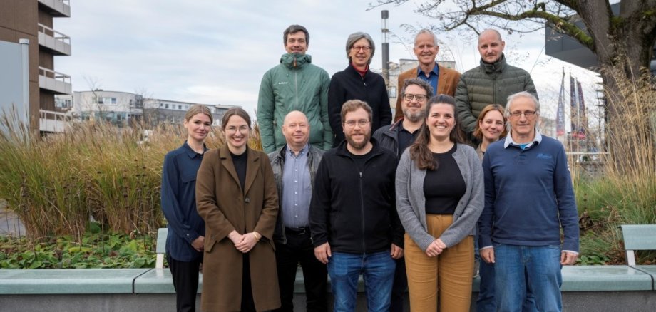 Jürgen Rummel (untere Reihe, 3. v.l.) von der eca-Bundesgeschäftsstelle bescheinigt der Stadt Troisdorf Fortschritt in Klimaanpassung