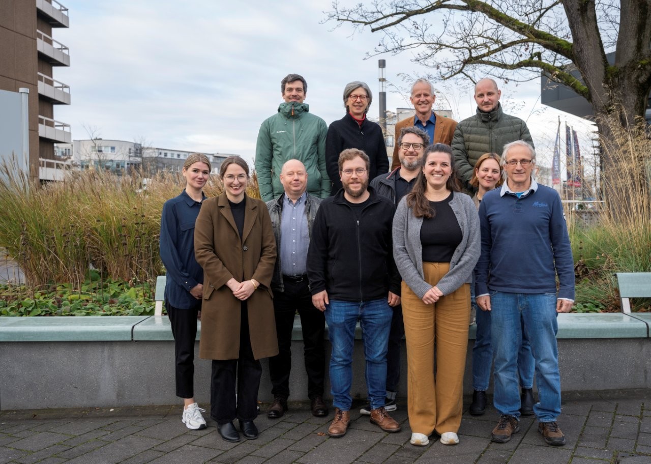 Jürgen Rummel (untere Reihe, 3. v.l.) von der eca-Bundesgeschäftsstelle mit Mitarbeitern der Stadtverwaltung