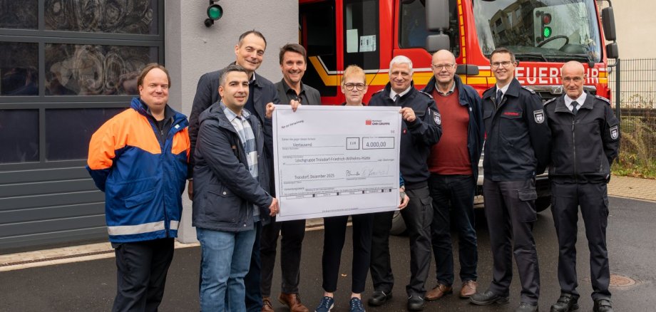 Bürgermeister Alexander Biber nimmt die Spende vor dem Feuerwehrhaus in Friedrich-Wilhelms-Hütte entgegen