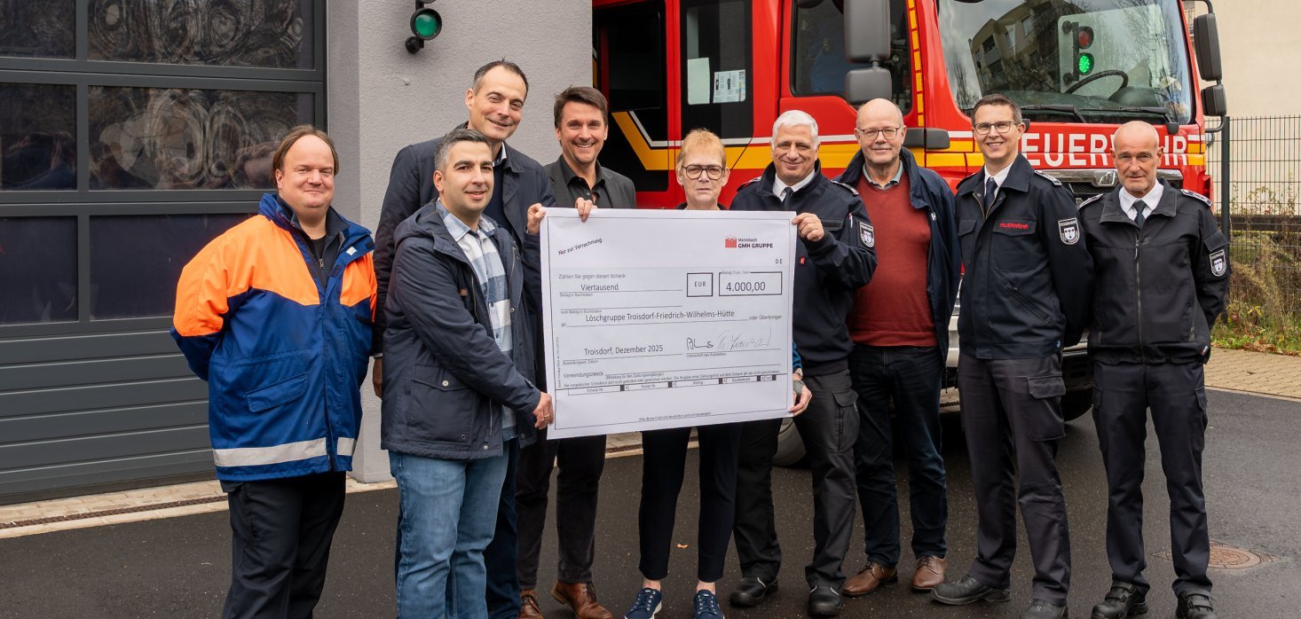 Bürgermeister Alexander Biber nimmt die Spende vor dem Feuerwehrhaus in Friedrich-Wilhelms-Hütte entgegen