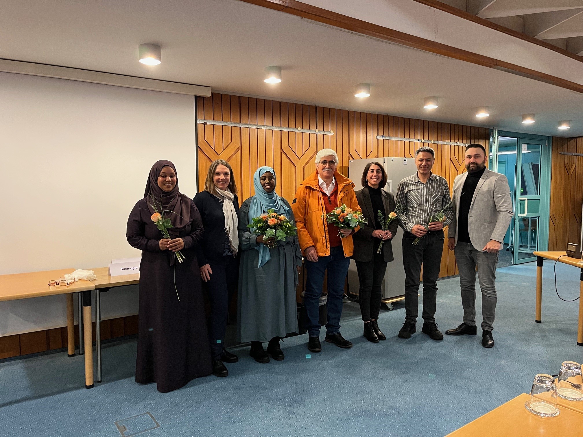 Die Beigeordnete Tanja Gaspers (2. V.l.)und der Vorsitzende des Integrationsrates Herr Oguzhan Aytac (ganz rechts) mit den Preisträger*innen: Alevitische Gemeinde: Kaya Hasan, Ertasoglu Erdogan, Turhan Deniz Safiya Power:  Safiya Kaynaan, Abukar Fowzia