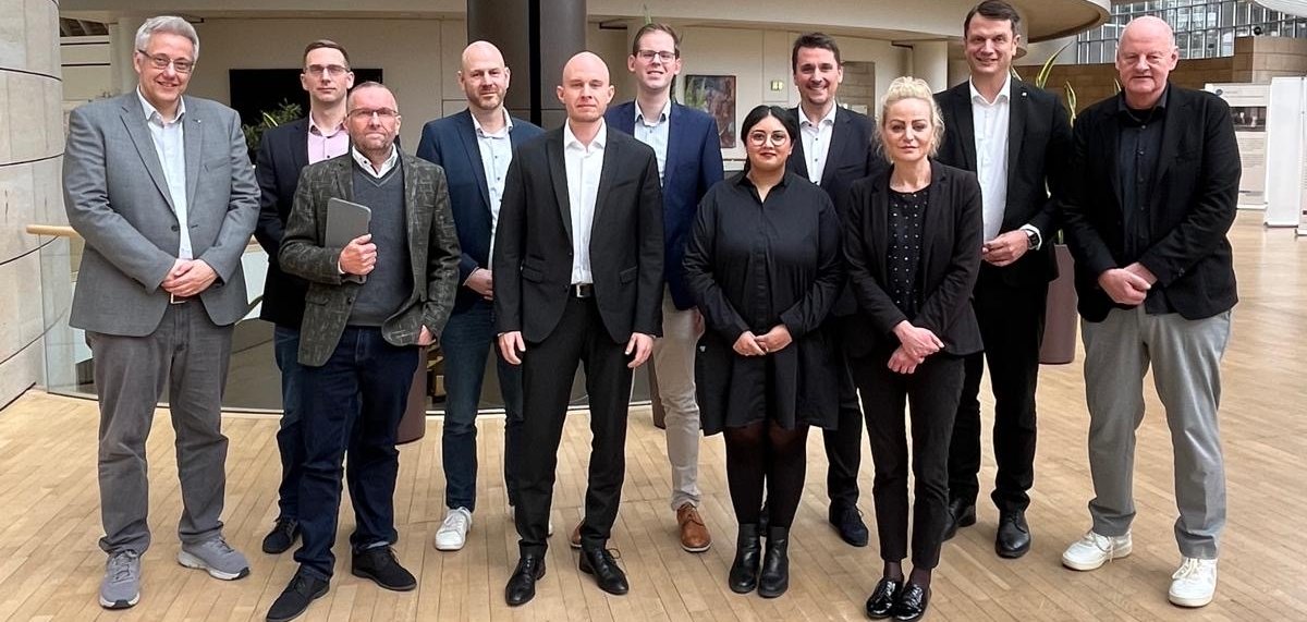 Dr. Leif Oppermann (Fraunhofer FIT), Hubertus Lagier (Stadt Lohmar), Wolfgang Rossenbach (Stadt Hennef), Stephan Weber (Stadt Lohmar), Sebastian Glees, Fabian Wagner (beide Stadt Troisdorf), Yasmeen Babar (regio iT), Bürgermeister der Stadt Troisdorf Alexander Biber, Dr. Dina Franzen-Paustenbach (regio it), Björn Franken MdL, Bernd Lehmann (Stadt Siegburg)