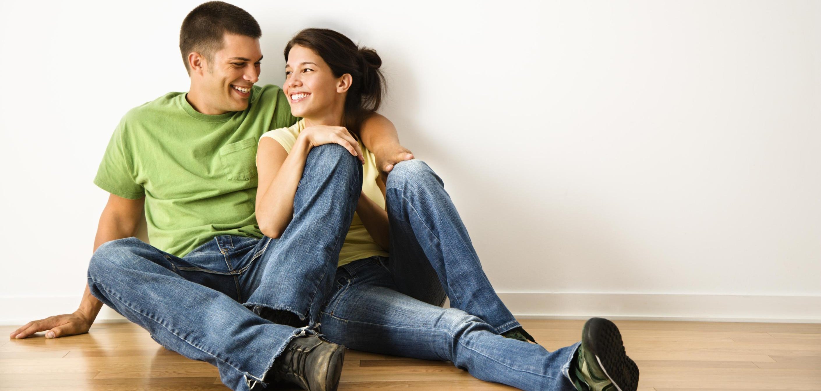 Ein Paar in einer leeren Wohnung