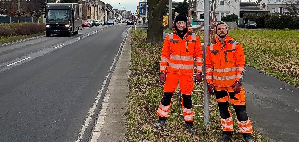 Mitarbeiter des Bauhofs installierten am Dienstag das Display