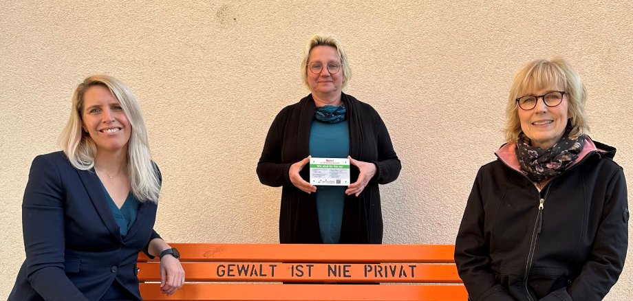 Simone Duggan (l.) und Petra Römer-Westarp (r.) überreichten Petra Hanke die Plakette des Runden Tischs gegen häusliche Gewalt.