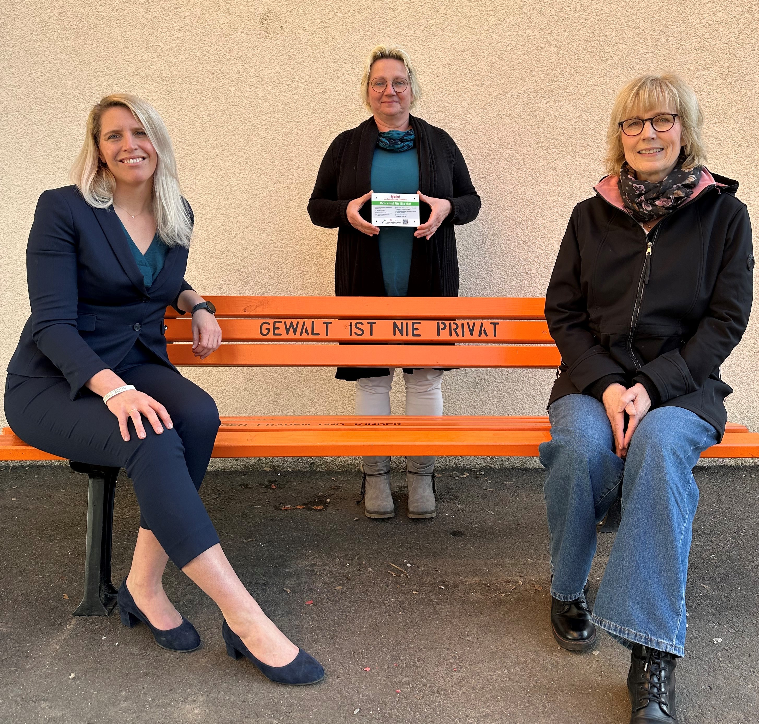 Simone Duggan (l.) und Petra Römer-Westarp (r.) überreichten Petra Hanke die Plakette des Runden Tischs gegen häusliche Gewalt.
