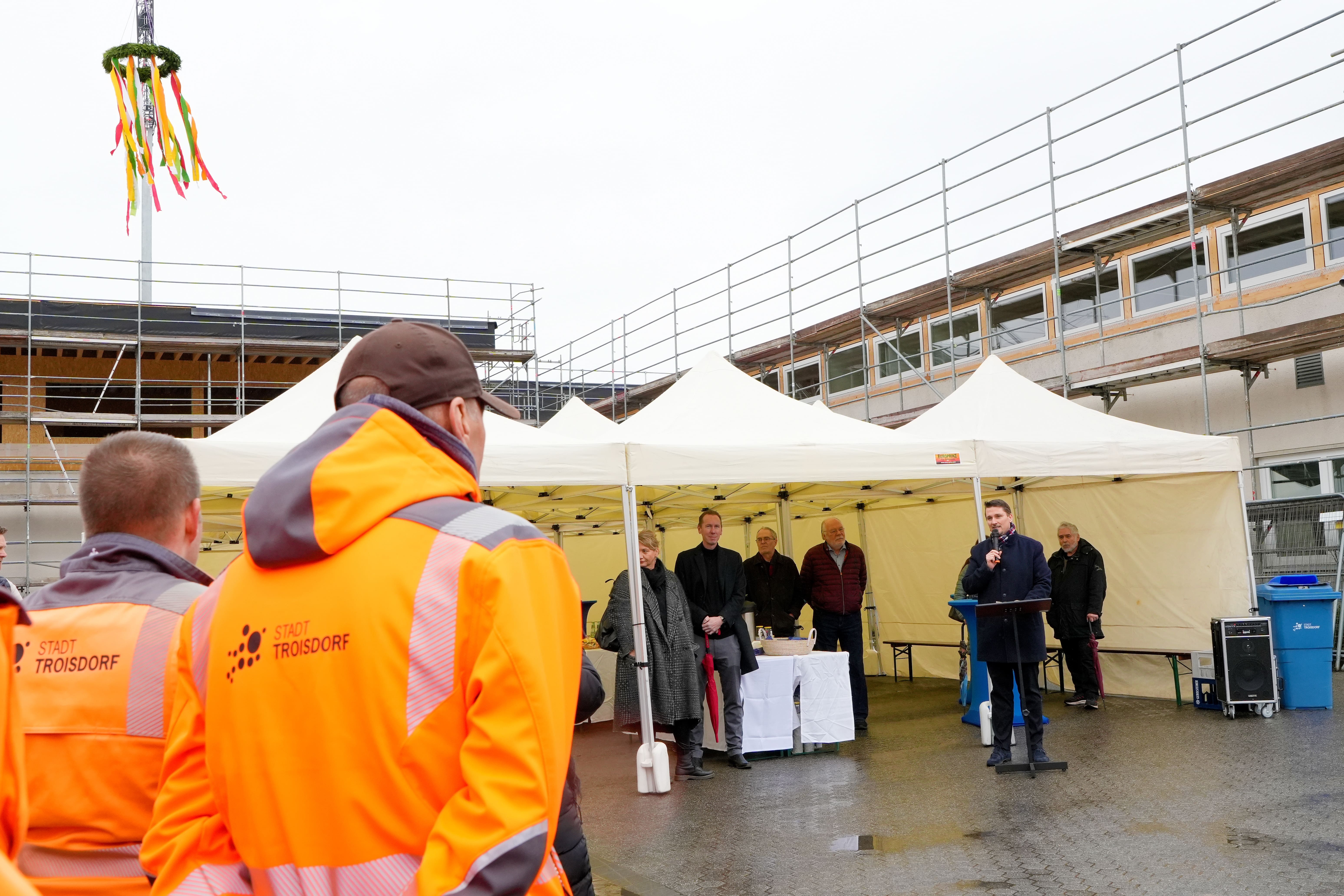 Bürgermeister Biber spricht auf dem Bauhof Troisdorf in eine Mikrofon
