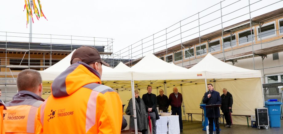 Bürgermeister Biber spricht auf dem Bauhof Troisdorf in eine Mikrofon