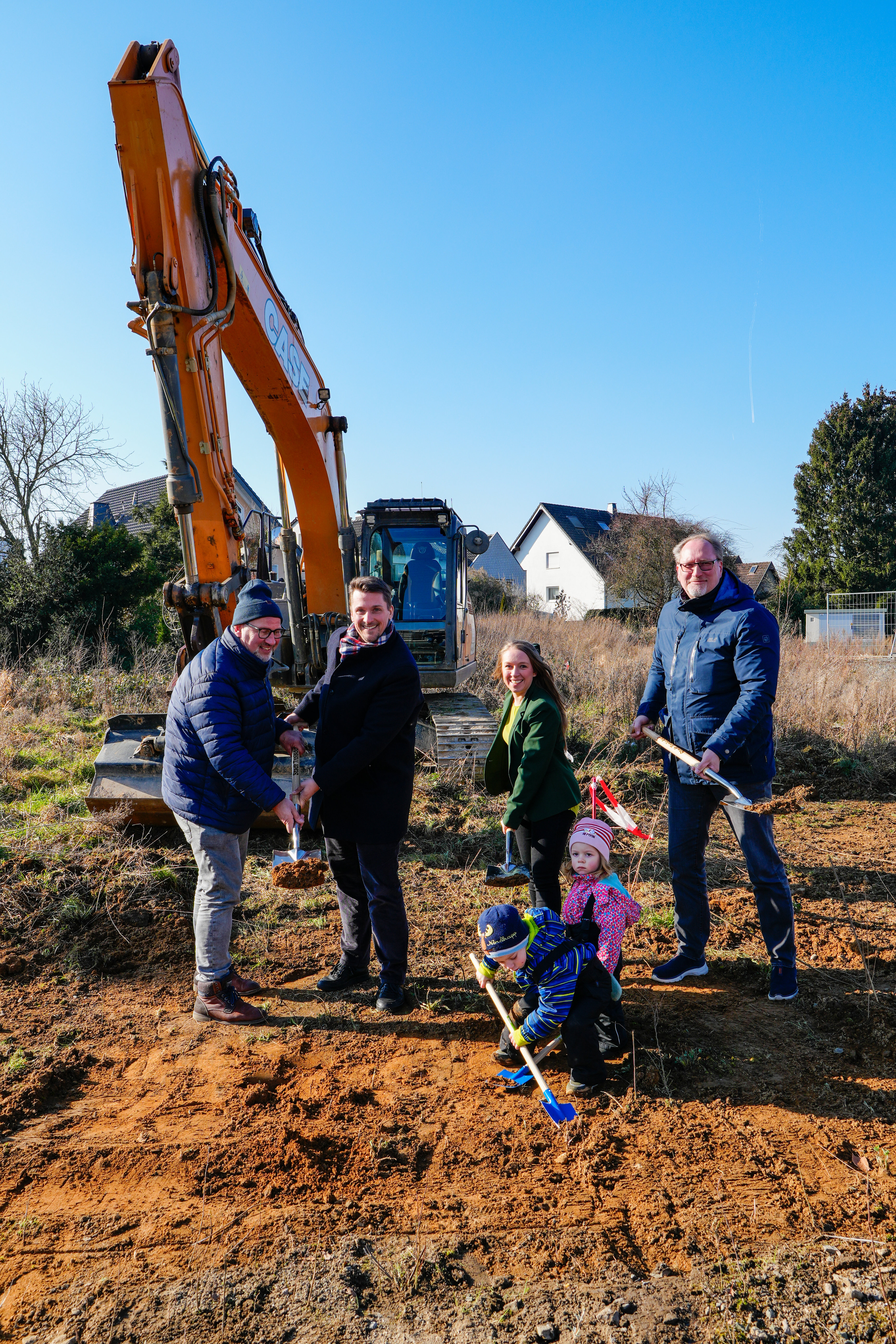 V.l. Bauunternehmer Jörg Schenkelberg, Bürgermeister Alexander Biber, Initiatorin Sarah Schenkelberg mit ihren Kindern Matteo (3) und Mia (2) und Dr. Markus Wüst, Jugendamtsleiter der Stadt Troisdorf beim ersten symbolischen Spatenstich.