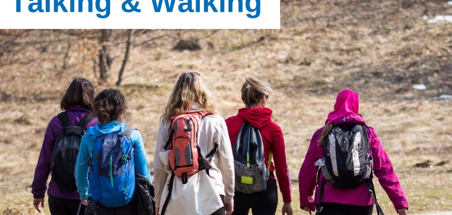 Fünf Frauen gehen miteinander wandern
