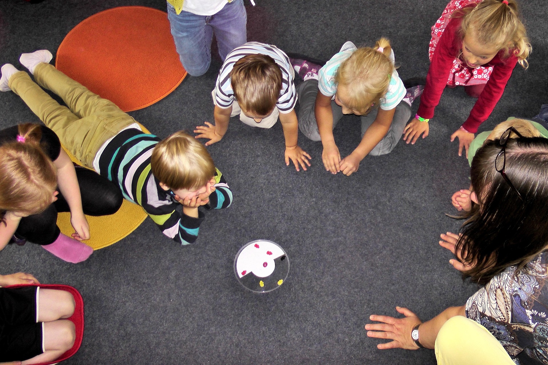 Kinder im Kreis spielen 