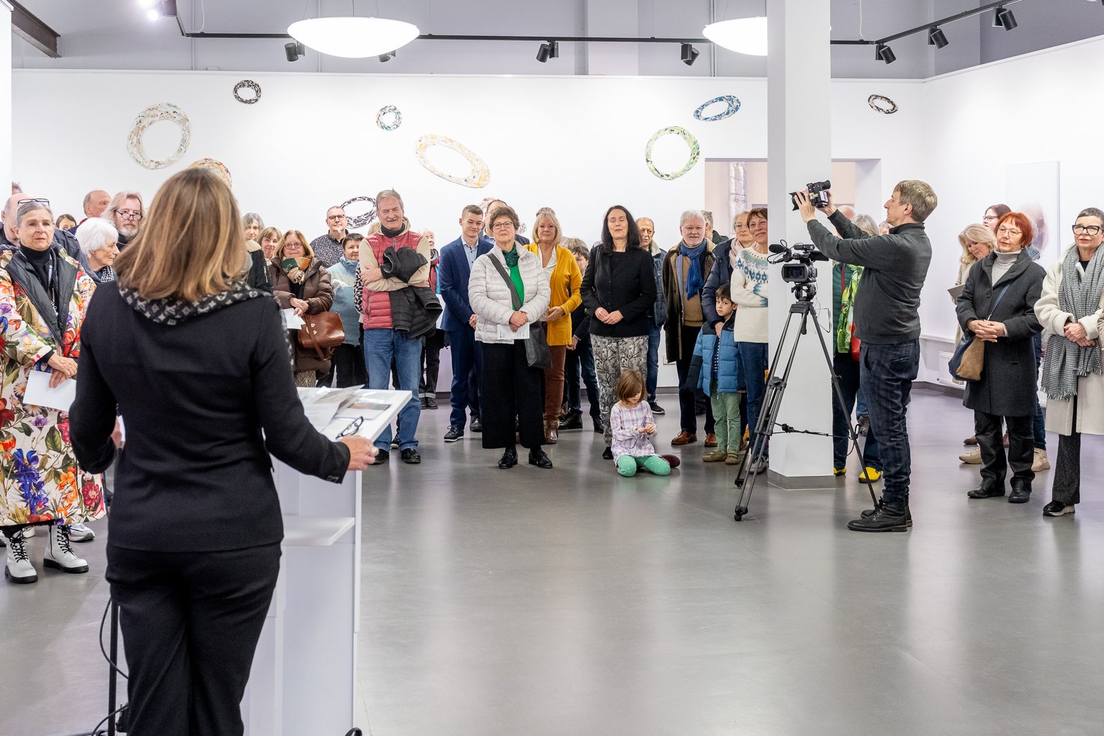Zahlreiche Besucher kamen zur Vernissage der Ausstellung "Papier" im Kunsthaus Troisdorf