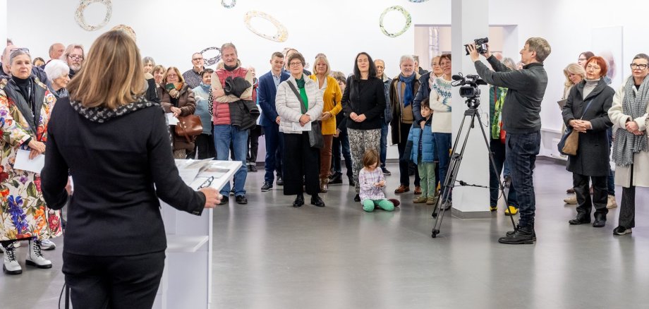 Zahlreiche Besucher kamen zur Vernissage der Ausstellung "Papier" im Kunsthaus Troisdorf