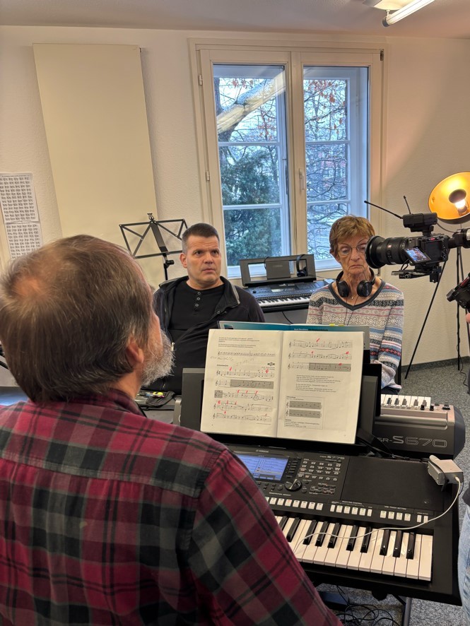 Manfred Görs (Mitte) mit seinen Schüler*innen, Foto: Jan Jaing