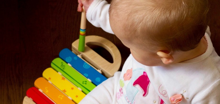 Ein Kleinkind spielt ein Instrument
