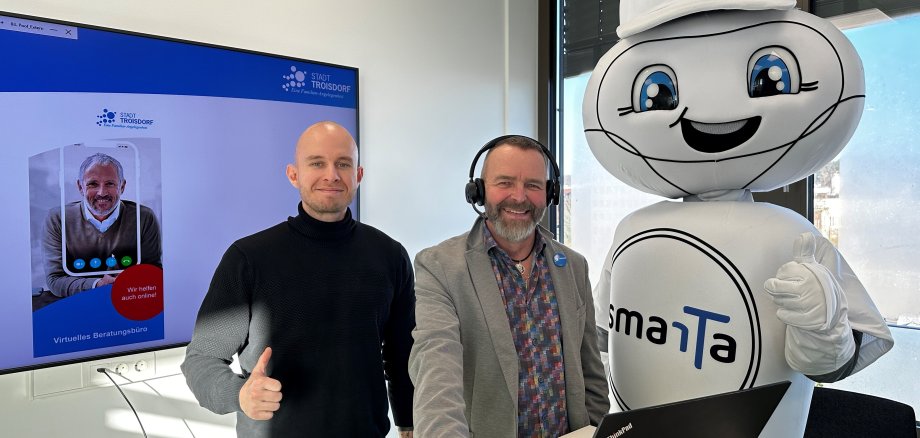 Sebastian Glees (Projektleiter), Harald Stange (Amtsleiter Bauordnungsamt), Smart City Maskottchen smarTa