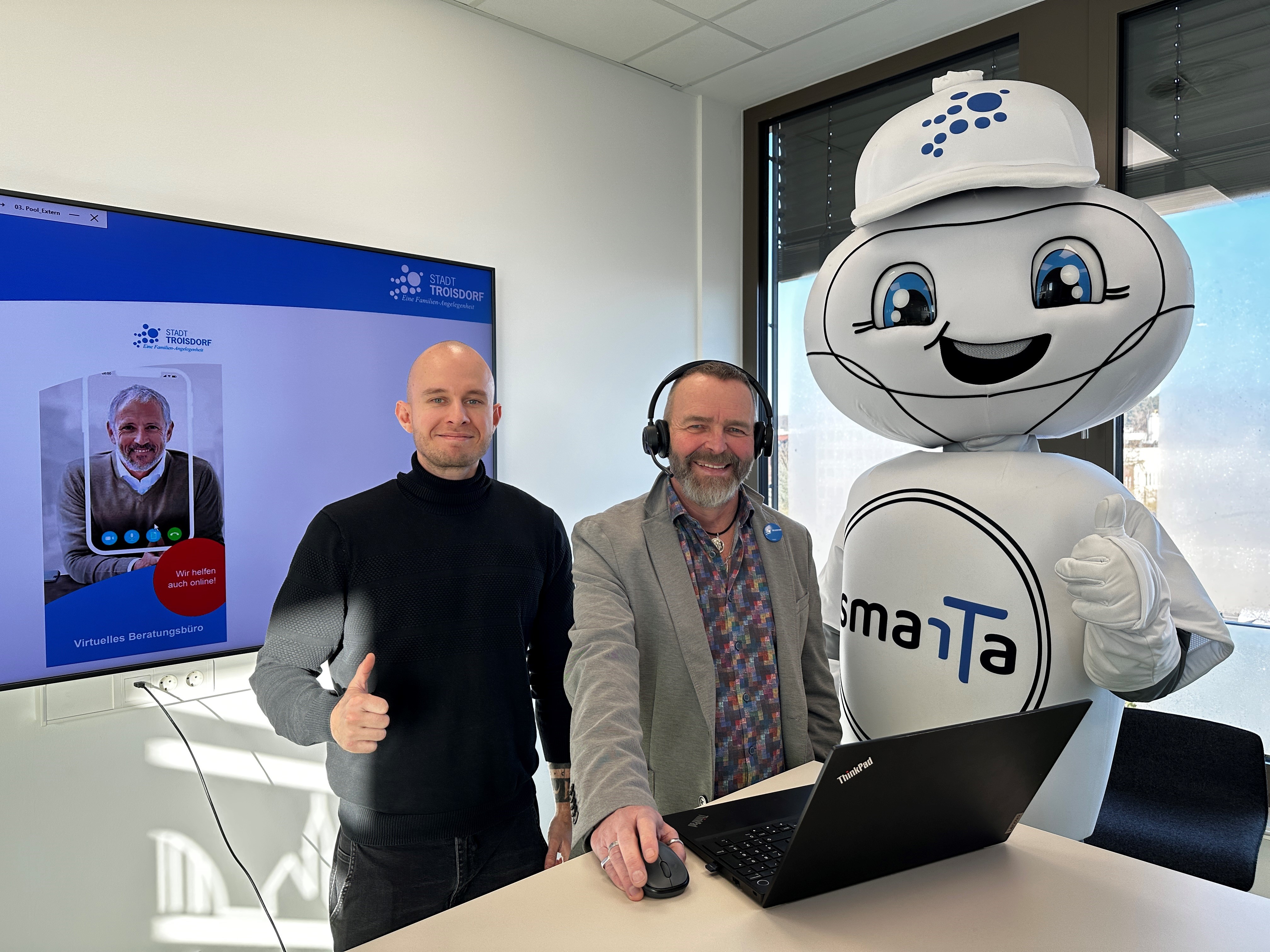 Sebastian Glees (Projektleiter), Harald Stange (Amtsleiter Bauordnungsamt), Smart City Maskottchen smarTa