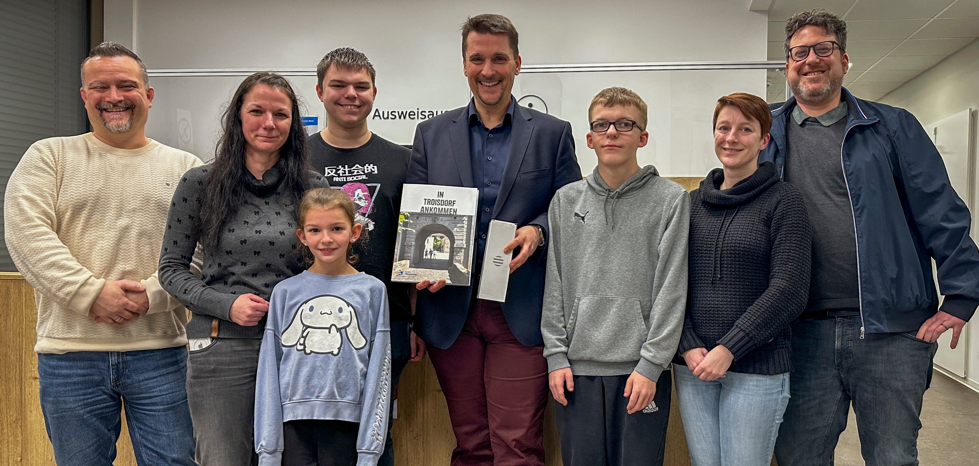  v.l. Jan Masemann (Leiter Standes- und Bürgeramt), Familie Joost mit Bürgermeister Alexander Biber, Anne Winternheimer (Bürgeramt), Daniel Euler (Leiter Stabsstelle Strategische Mobilitätsplanung und Klimawandelvorsorge) 