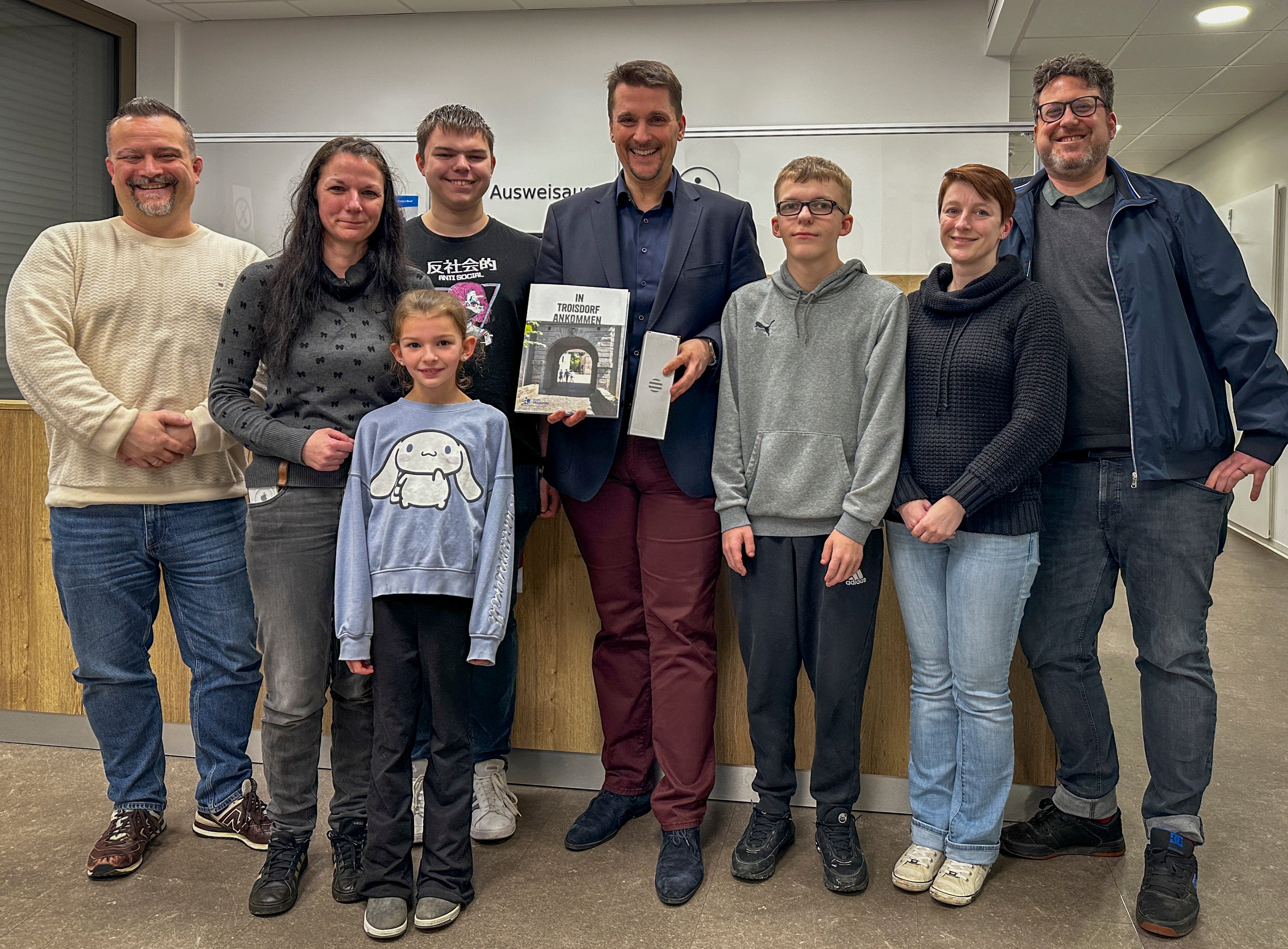 v.l.: Masemann, Familie Joost, Biber, Winternheimer, Euler bei Bürgerservice-Termin.