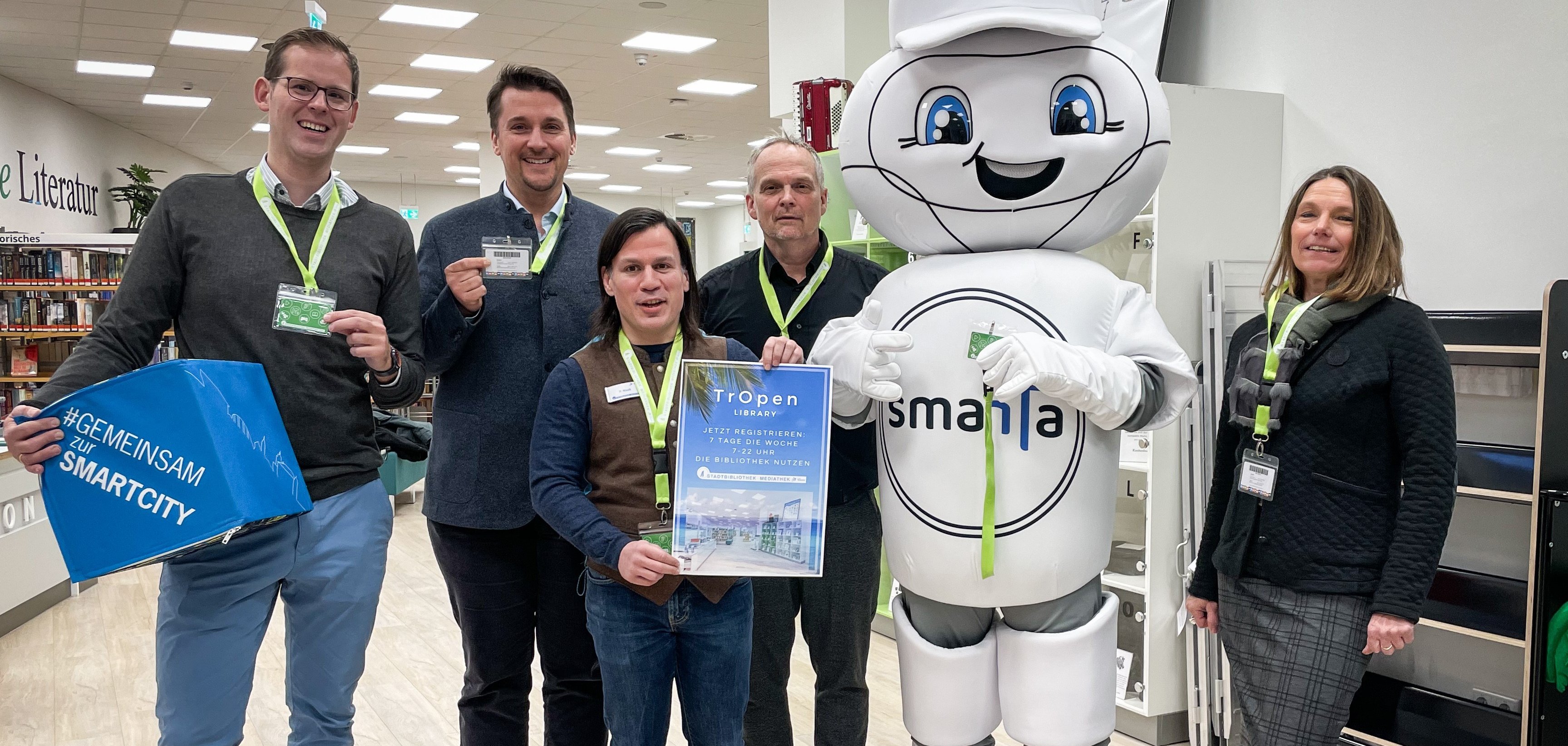 v.l.Fabian Wagner (Leiter Stabsstelle Digitalisierung), Bürgermeister Alexander Biber, Philipp Maaß (Leiter Stadtbibliothek Troisdorf), Rainer Land (Leiter Kulturamt), Maskottchen Smarta und Tanja Gaspers (1.Beigeordnete).