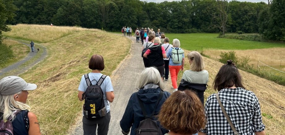 Frauen spazieren auf einem Deich
