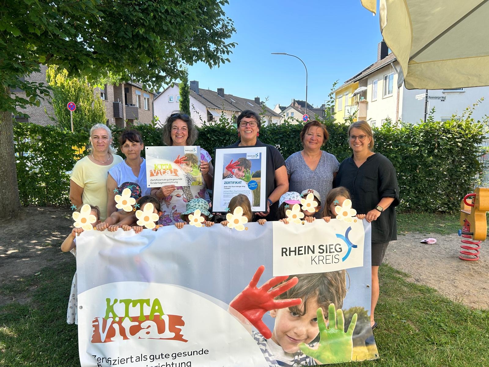 v.l. Lumnjie Keka (Kinderpflegerin), Alina Oster (Erzieherin),  Yasmin Groß (Kita vital Gesundheitsamt Rhein- Sieg-Kreis),  Nicole Toetz- (Leitung Ravensberger Weg),  Kerstin Forsbach (Erzieherin), Oksana Fink (Kinderpflegerin)