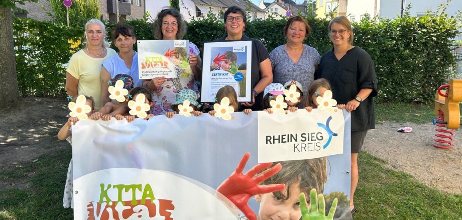v.l. Lumnjie Keka (Kinderpflegerin), Alina Oster (Erzieherin),  Yasmin Groß (Kita vital Gesundheitsamt Rhein- Sieg-Kreis),  Nicole Toetz- (Leitung Ravensberger Weg),  Kerstin Forsbach (Erzieherin), Oksana Fink (Kinderpflegerin)