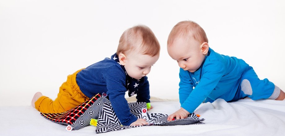 Babys spielen miteinander