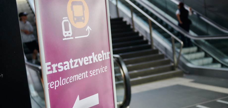 Bahnhinweistafel auf Schienenersatzverkehr